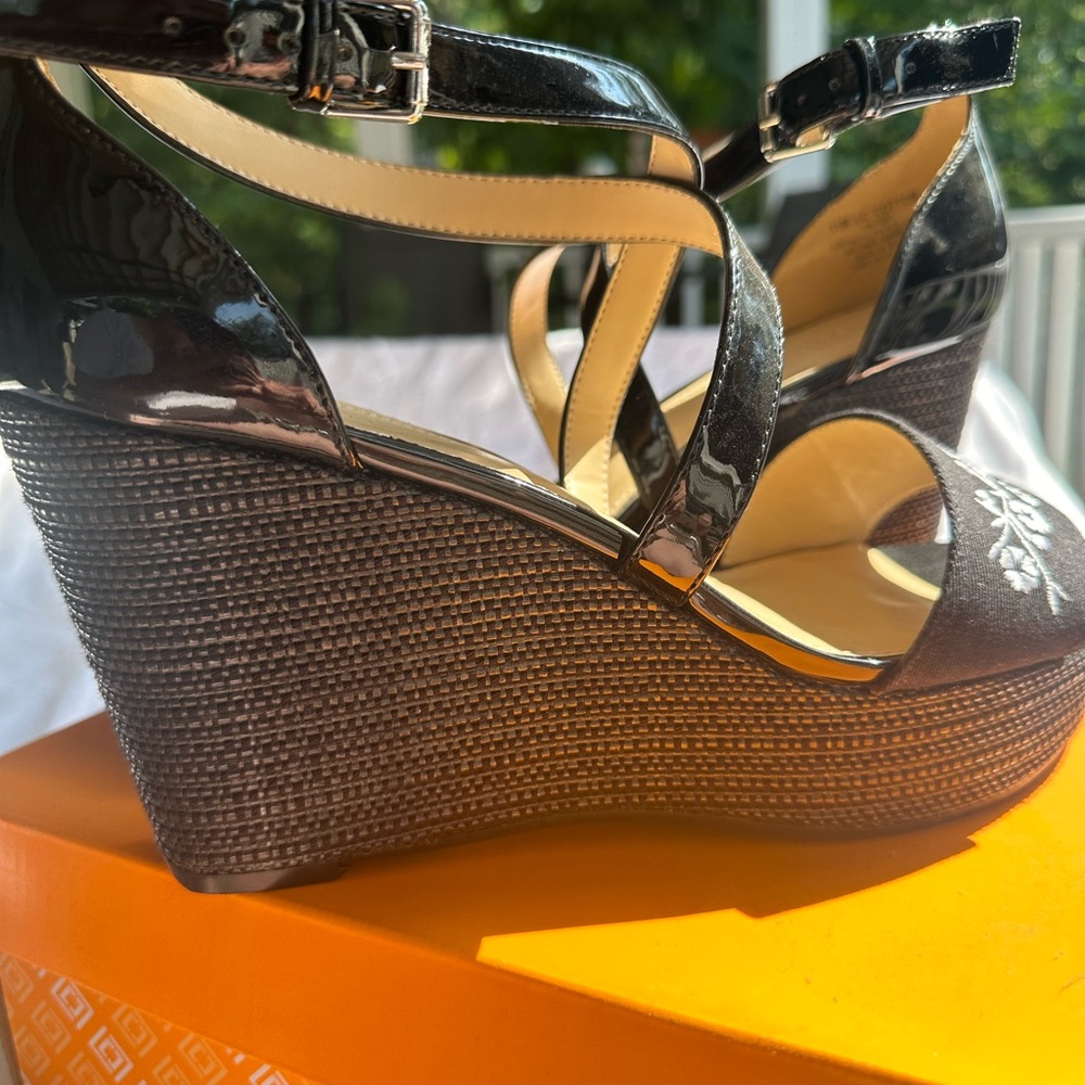 NEW LIZ CLAIBORNE Black White Flowers Strappy Wedge Sandal Shoes NWB adorable! - Picture 5 of 12